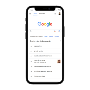 Un imagen de iPhone 12 mini con el escreenshot de la interfaz de google.com