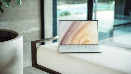 Un laptop abierto en una habitación con luz natural. Foto @dell, unsplash.com