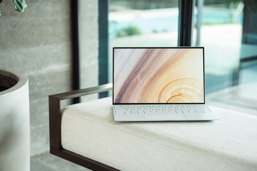 Un laptop abierto en una habitación con luz natural. Foto @dell, unsplash.com