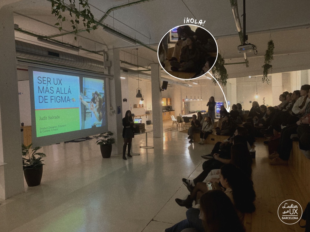 Foto de la reunión de la comunidad "Ladies that UX Barcelona" donde Judith Salvadó está presentanto a y mi se me ve algo lejos