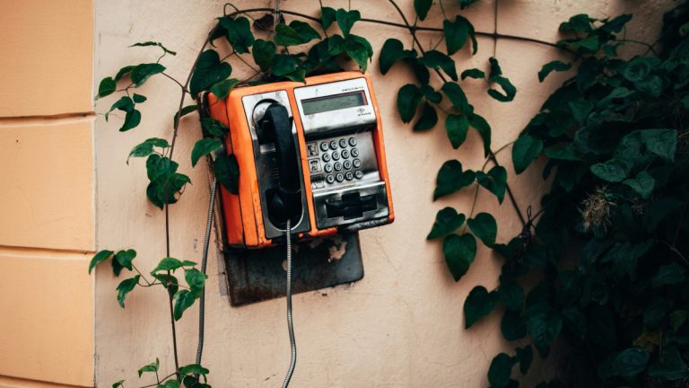 Ilustración sobre prácticas de UX que han quedado obsoletas en 2026